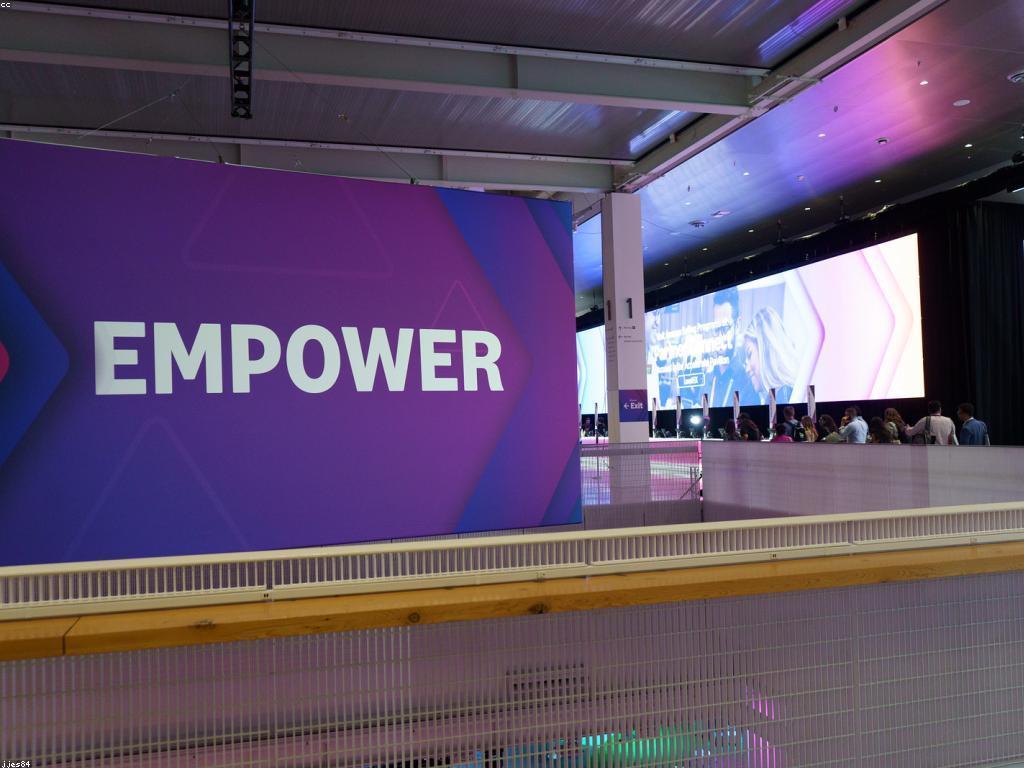 ការបង្កើតអត្ថប្រយោជន៍ប្រកួតប្រជែង